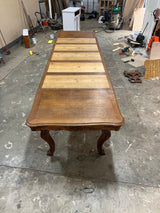 Rokokoo ruokapöytä Pituus. 135cm ja leveys 105cm. Korkeus 76cm. + jatkot.