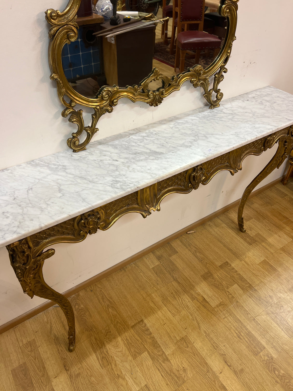 Upea peili konsoli L. 139cm, S. 29cm ja K. 217cm.