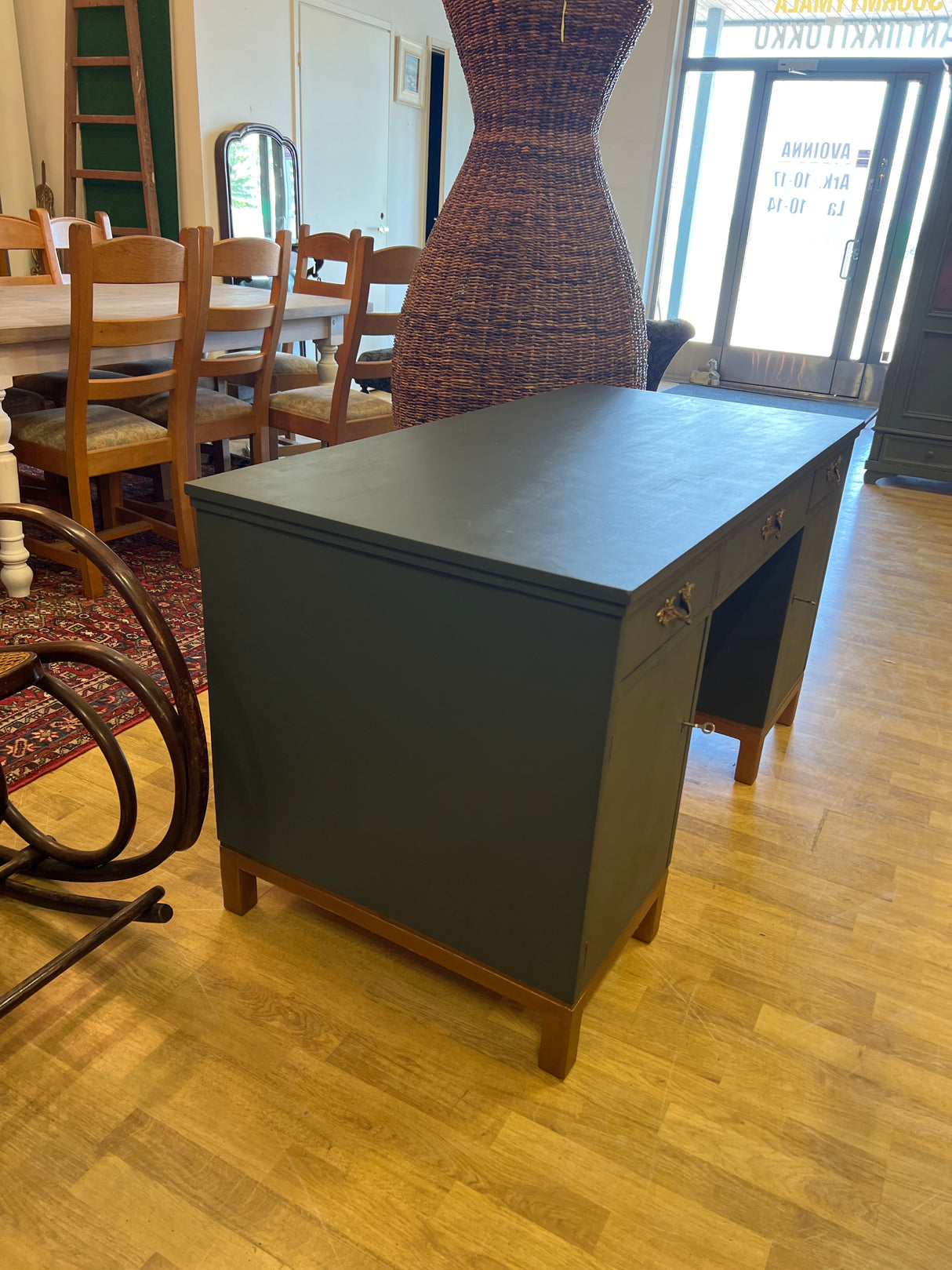 Desk W. 135cm, D. 68cm and H. 75cm.