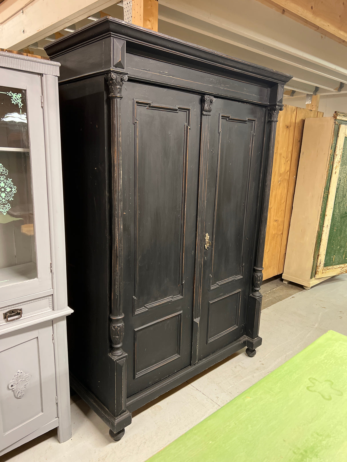Upea musta vaatekaappi L. 131cm, S. 58cm ja K. 192,5cm
