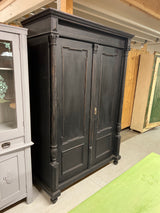 Upea musta vaatekaappi L. 131cm, S. 58cm ja K. 192,5cm