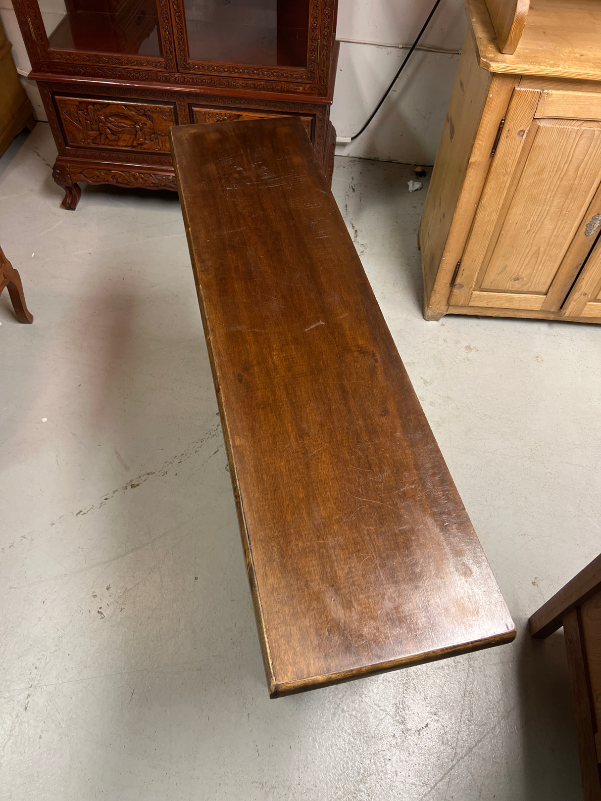 Espanjalainen senkki L. 121,5cm, S. 31cm ja K. 76,5cm