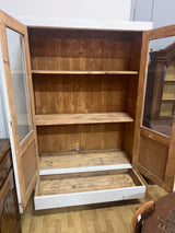 Valkoinen vitriinikaappi L. 132,5cm, S. 51cm ja K. 198cm.