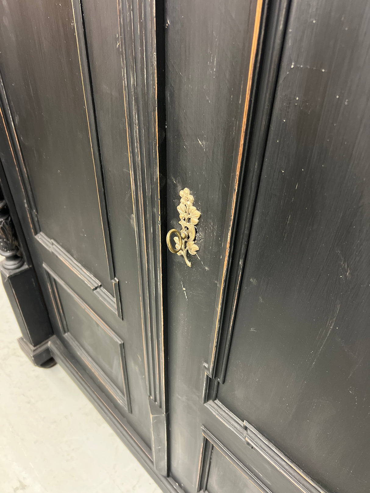 Upea musta vaatekaappi L. 131cm, S. 58cm ja K. 192,5cm