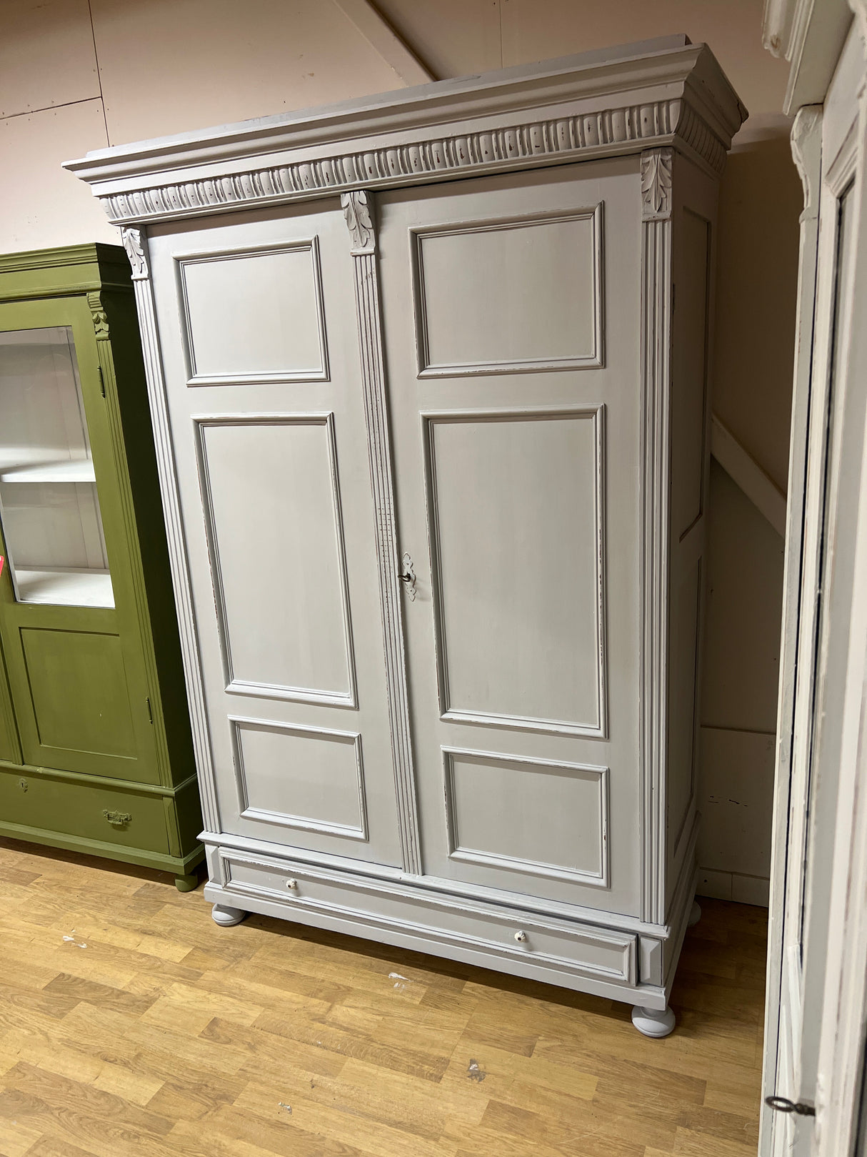 Upea vanha vaatekaappi L. 132cm, S. 59,5cm ja K. 192cm