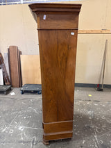 Mahonkikaappi Leveys,109cm, syvyys,55cm ja korkeus,199cm.