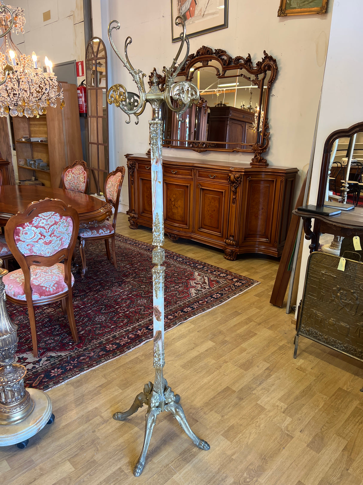 Pronssi/messinki ja marmorinen pystynaulakko K. 176cm