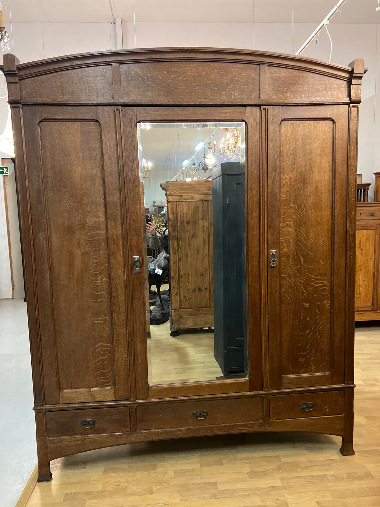 Upea jugend vaatekaappi 1900-1910-luvulta. L. 193cm, S. 59cm ja K. 234,5cm