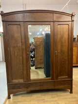 Upea jugend vaatekaappi 1900-1910-luvulta. L. 193cm, S. 59cm ja K. 234,5cm