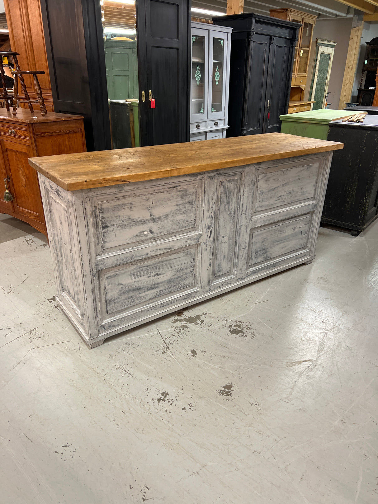 Saareke/senkki/myyntitiski L. 188,5cm, S. 60,5cm ja K. 91,5cm