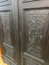 Upea musta vaatekaappi L 134,5cm, S. 60cm ja K. 192cm.