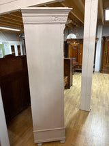 Mahtava vaaleanharmaa vitriini L.133.5cm S.57cm, K.200cm