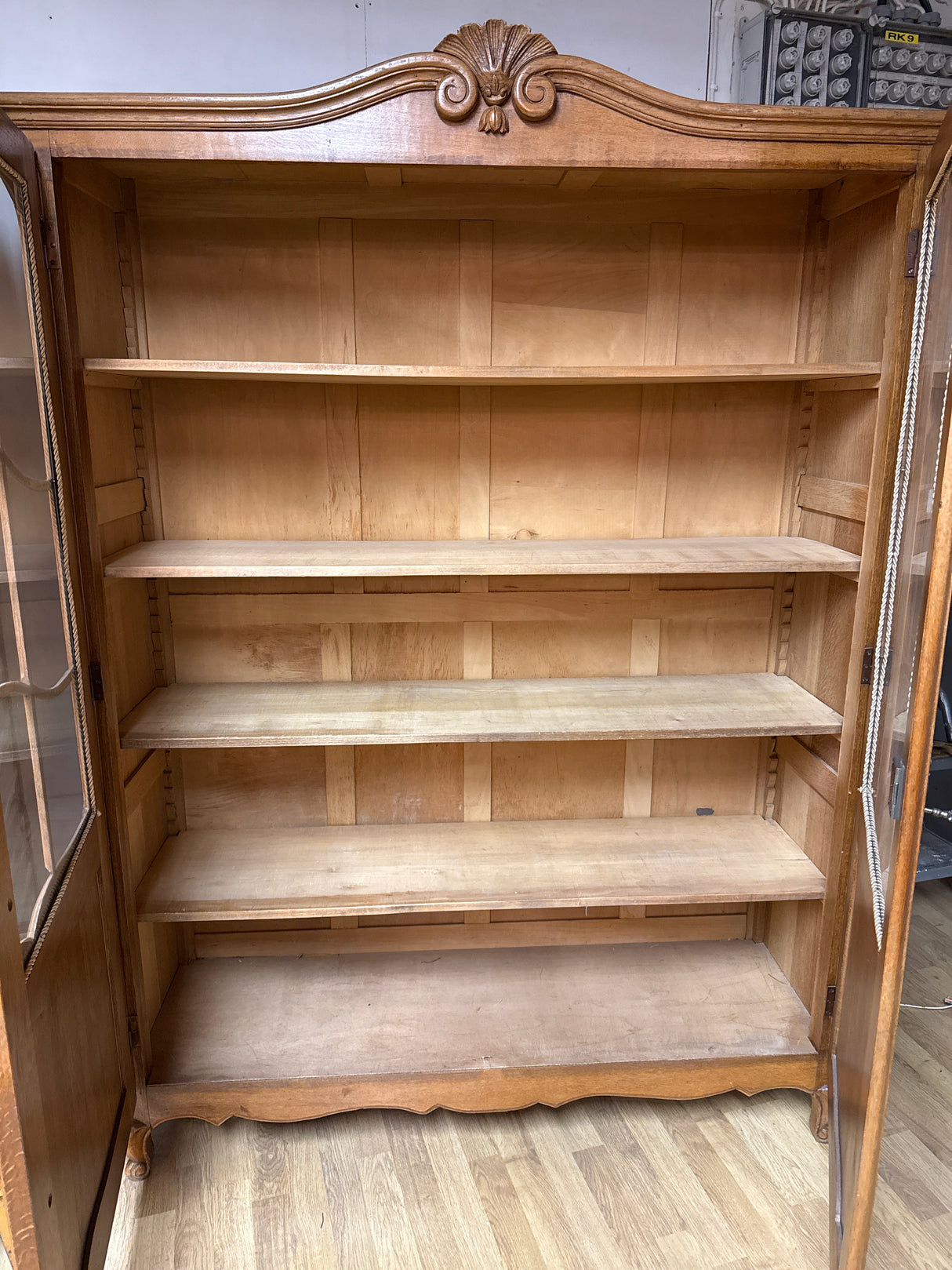 Kaunis tammivitriini L.134cm, S.42cm, K.184.5cm