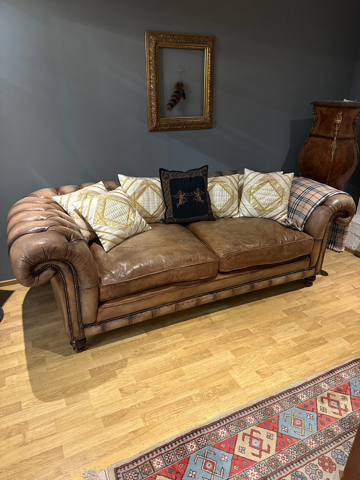 Chesterfield sohva L.230cm, S.108cm, K.74cm