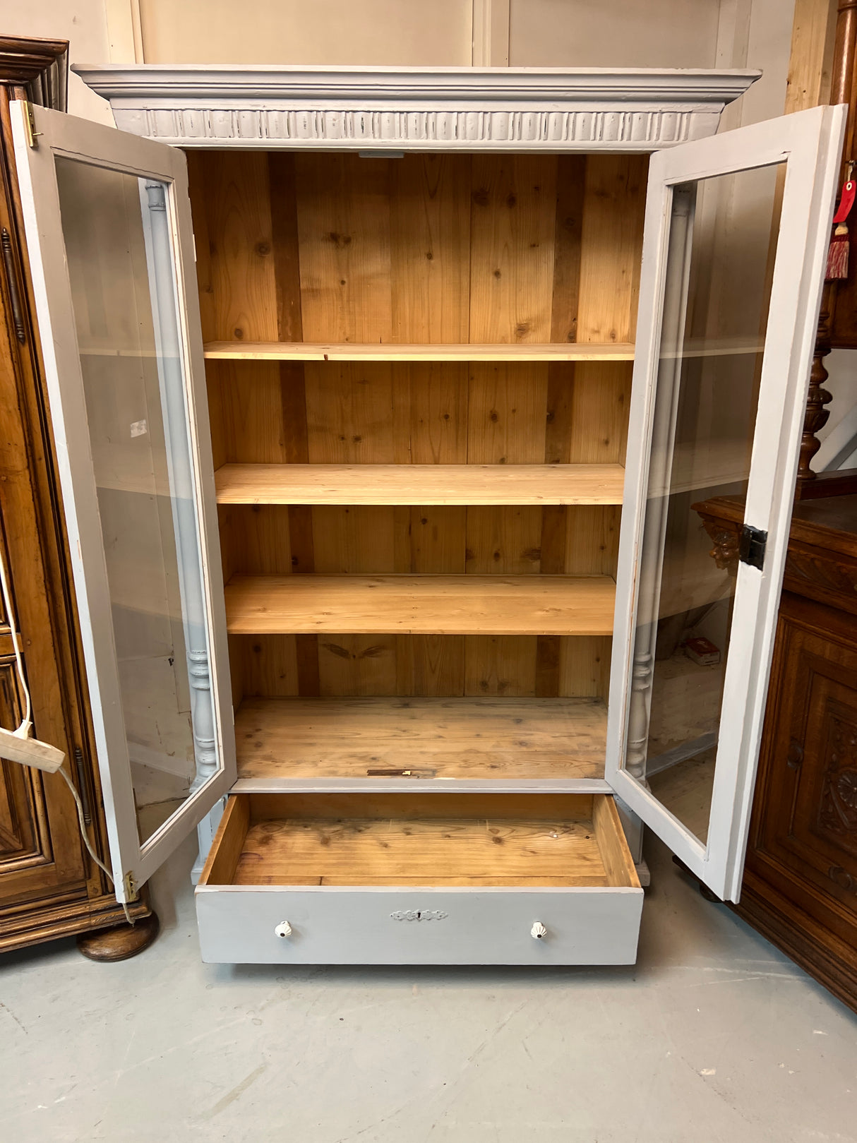 Todella kaunis vitriinikaappi L. 125cm, S. 57cm ja K. 186cm