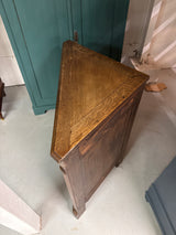 Upea tammi-kulmakaappi L.101.5cm, S.52cm, K.105cm