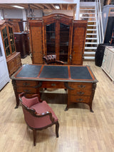 Upea ranskalainen toimiston kokonaisuus. Kirjoituspöytä, johtajan tuoli, asiakas tuoli x2 ja kirjakaappi😍