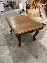 Rokokoo ruokapöytä Pituus. 135cm ja leveys 105cm. Korkeus 76cm. + jatkot.