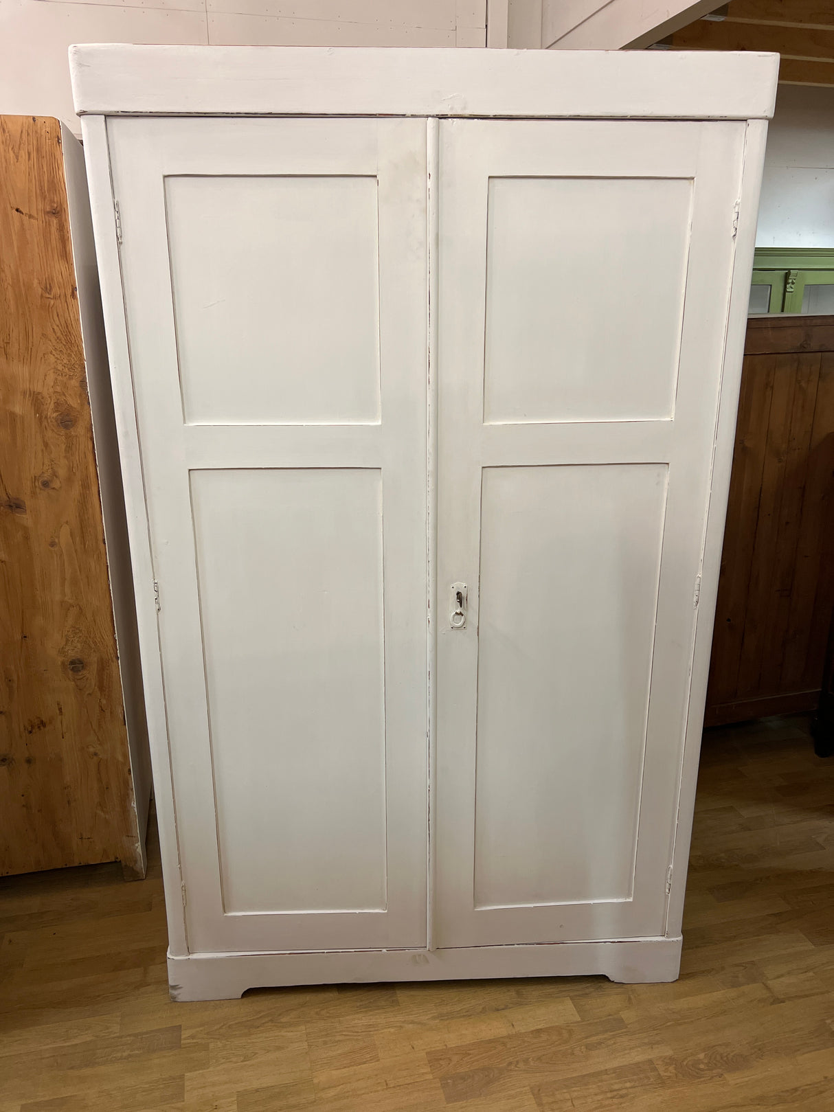 Valkoinen vaatekaappi L. 116cm, S. 47cm ja K. 189cm