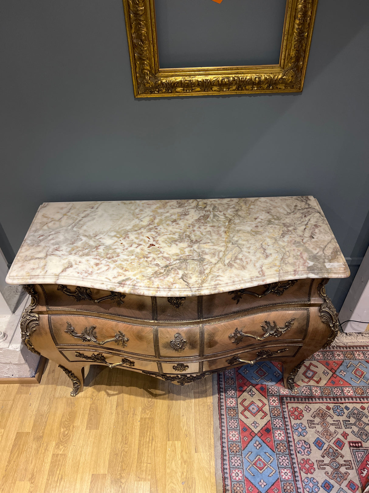 Italialialainen mahalipasto/senkki L. 117cm, S.51,5cm ja K. 90,5cm