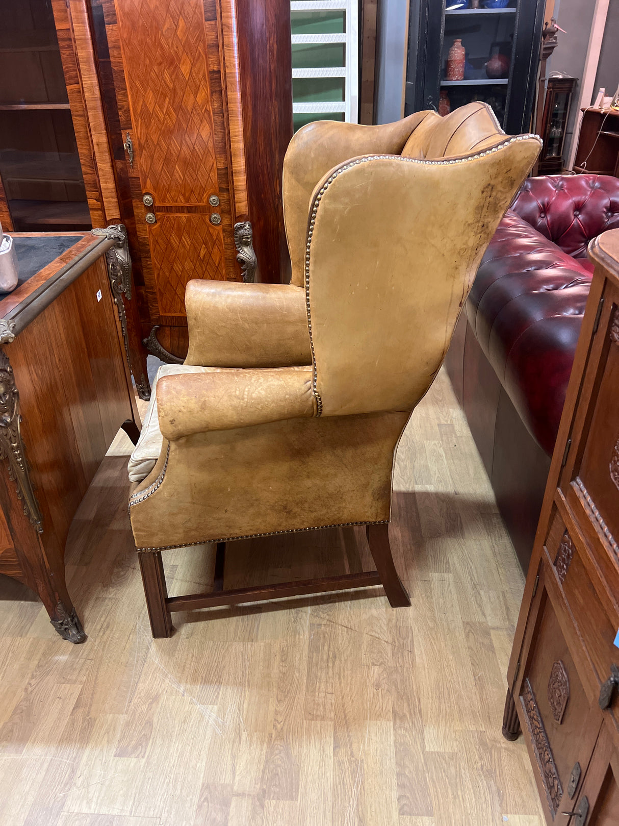 Chesterfield lepotuoli L. 81cm, S. 80cm ja K. 117cm ja istumakorkeus 47cm