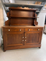 Mahonkinen senkki L. 167cm, S. 50,5cm ja K. 178,5cm.