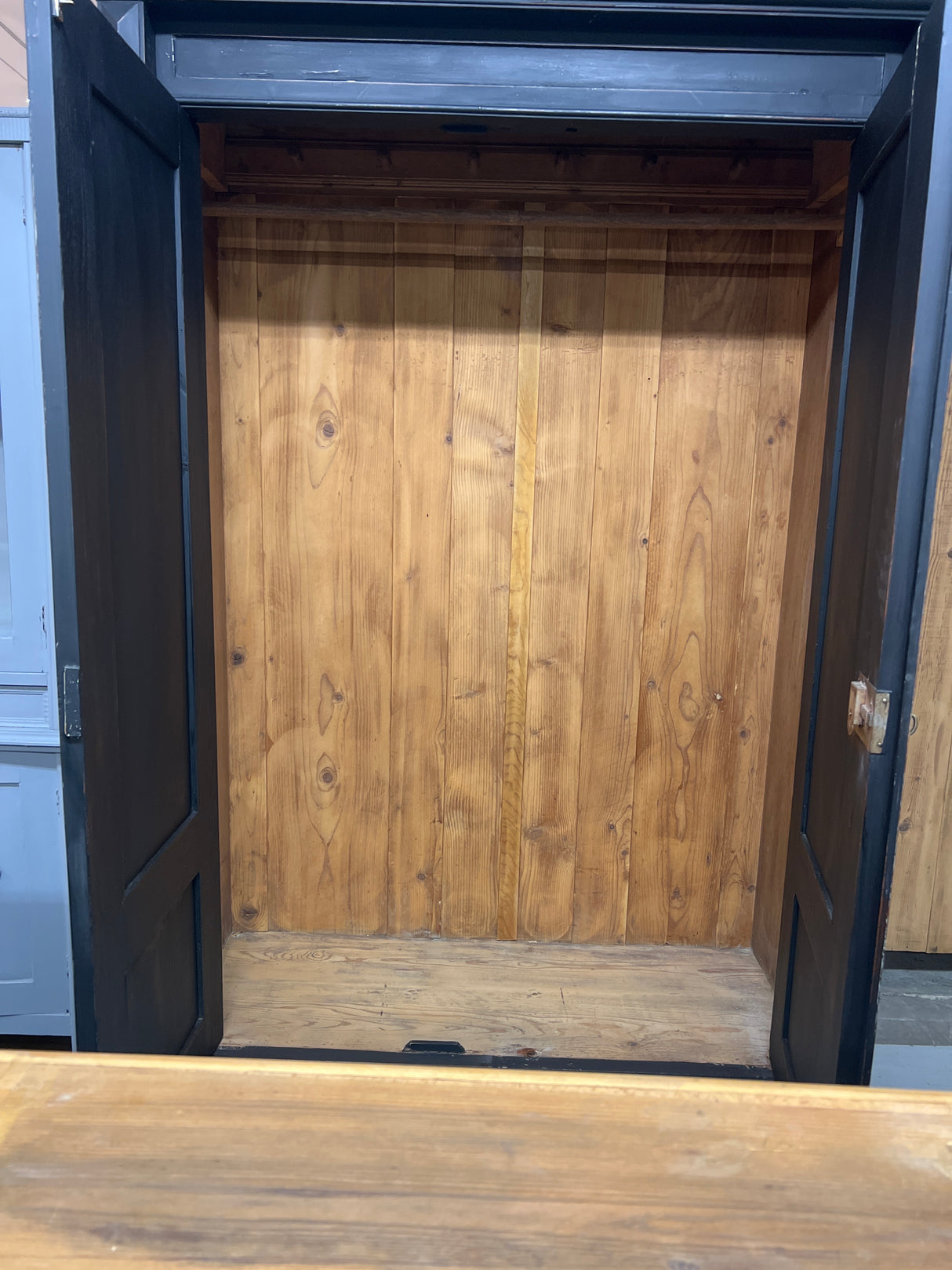 Upea musta vaatekaappi L. 131cm, S. 58cm ja K. 192,5cm