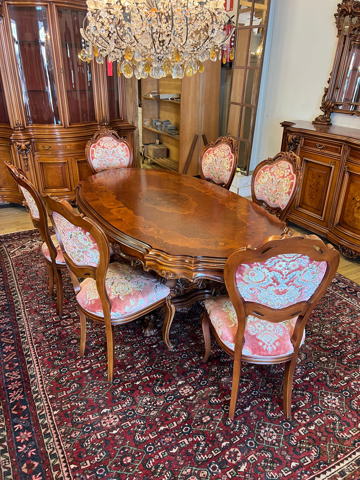 Uskomattoman kaunis italialainen ruokasalikalustokokonaisuus. Pöytä + 6 tuolia, astiakaappi, senkki + peili.