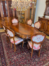 Uskomattoman kaunis italialainen ruokasalikalustokokonaisuus. Pöytä + 6 tuolia, astiakaappi, senkki + peili.