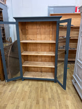 Kaunis vitriinikaappi. L. 112,5cm, S. 47cm ja K. 175cm