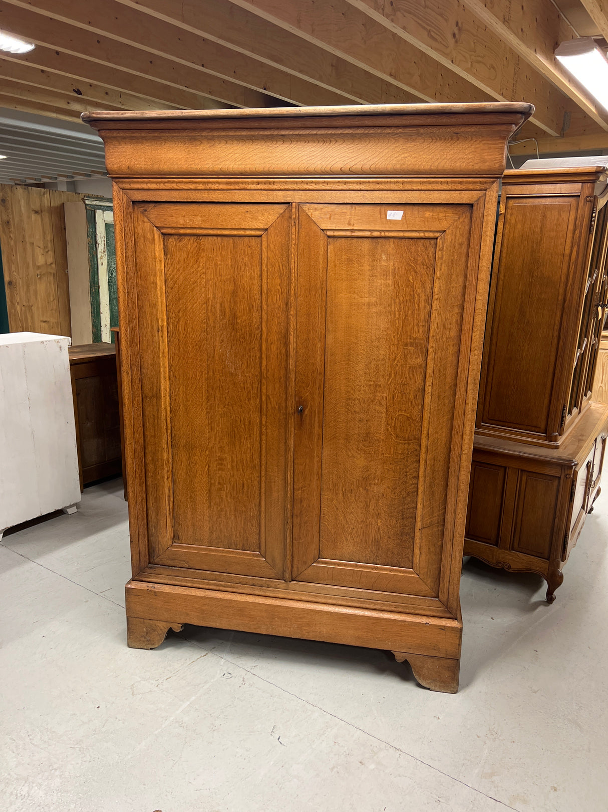 Upea tamminen liina vaatekaappi L. 127cm, S. 51cm ja K. 179,5cm