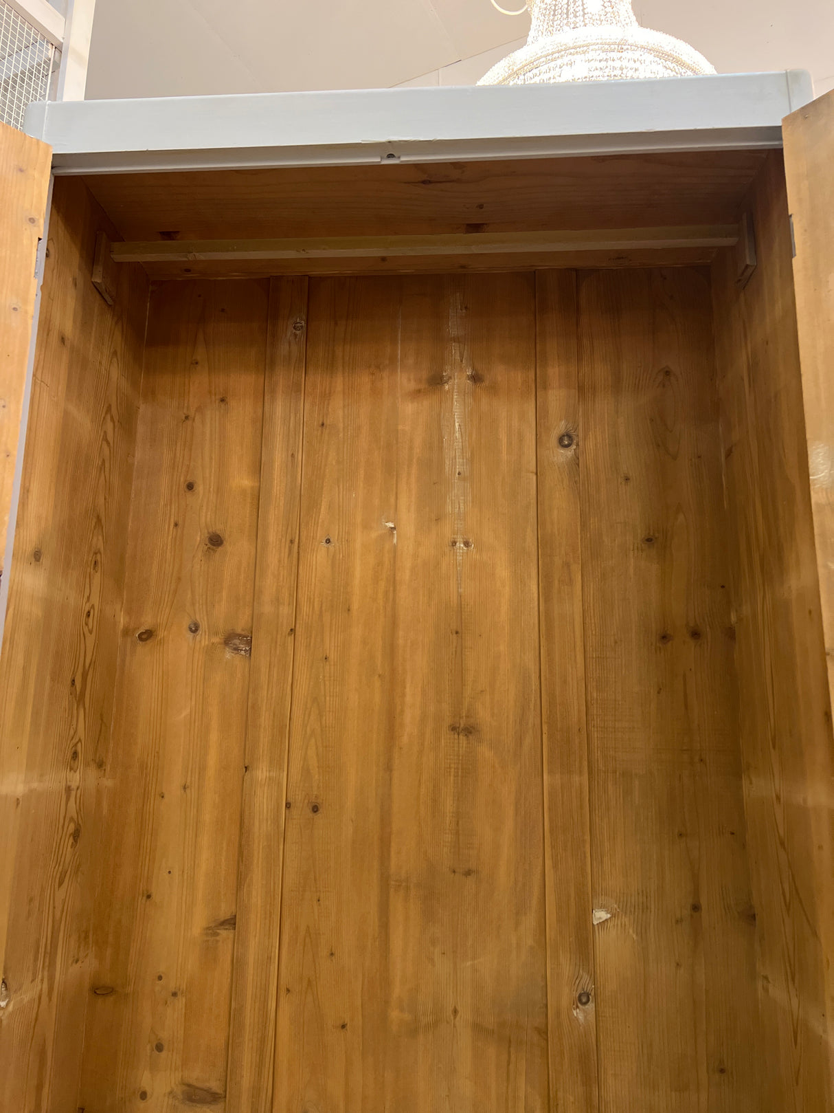 Helmenharmaa vaatekaappi L. 115cm, S. 48,5cm ja K. 190,5cm
