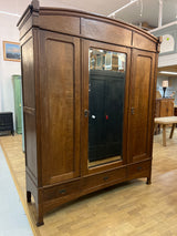 Upea jugend vaatekaappi 1900-1910-luvulta. L. 193cm, S. 59cm ja K. 234,5cm