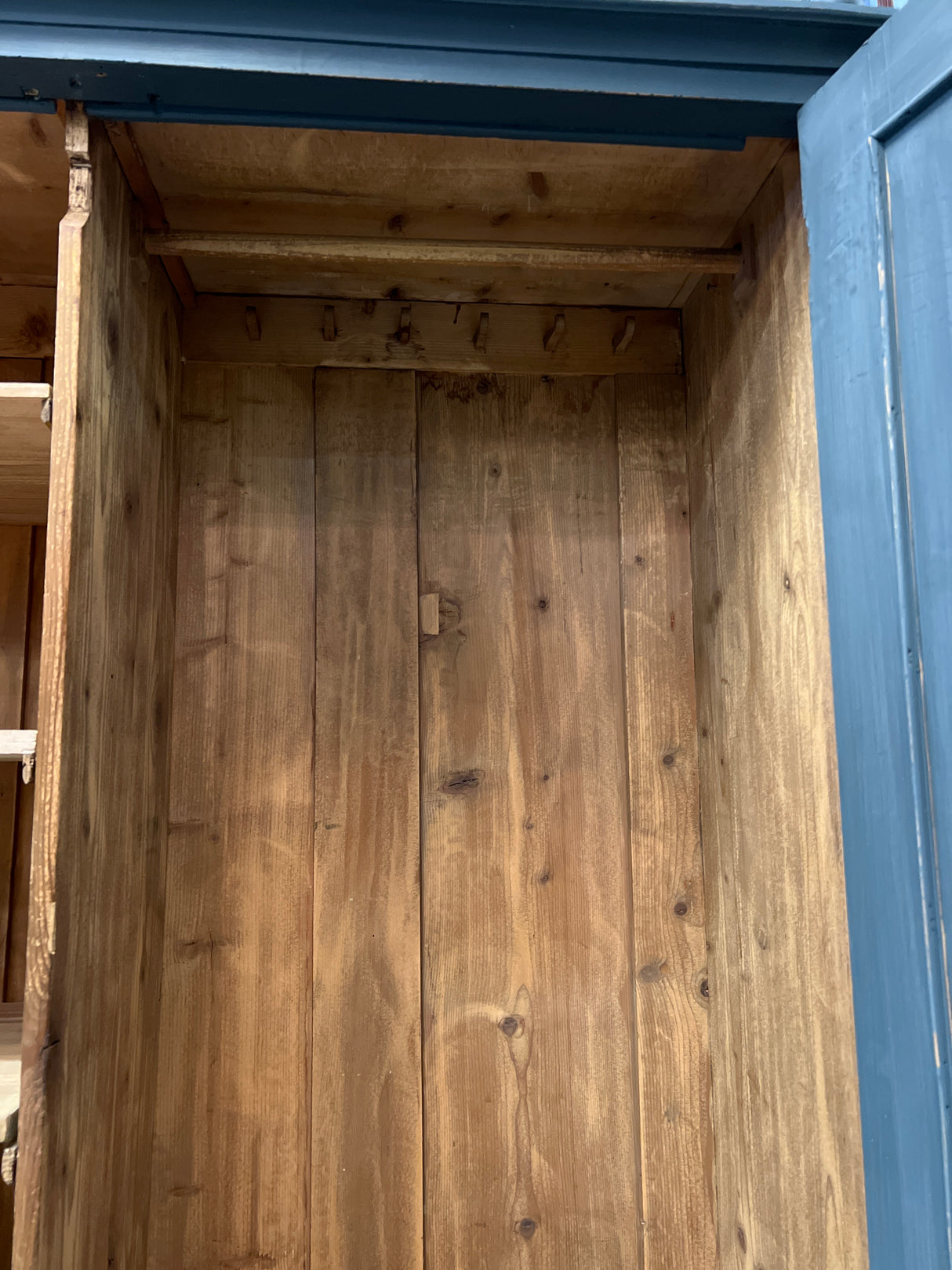 Hieno talonpoikais vaatekaappi L.141,5cm, S. 50,5cm ja K. 163cm