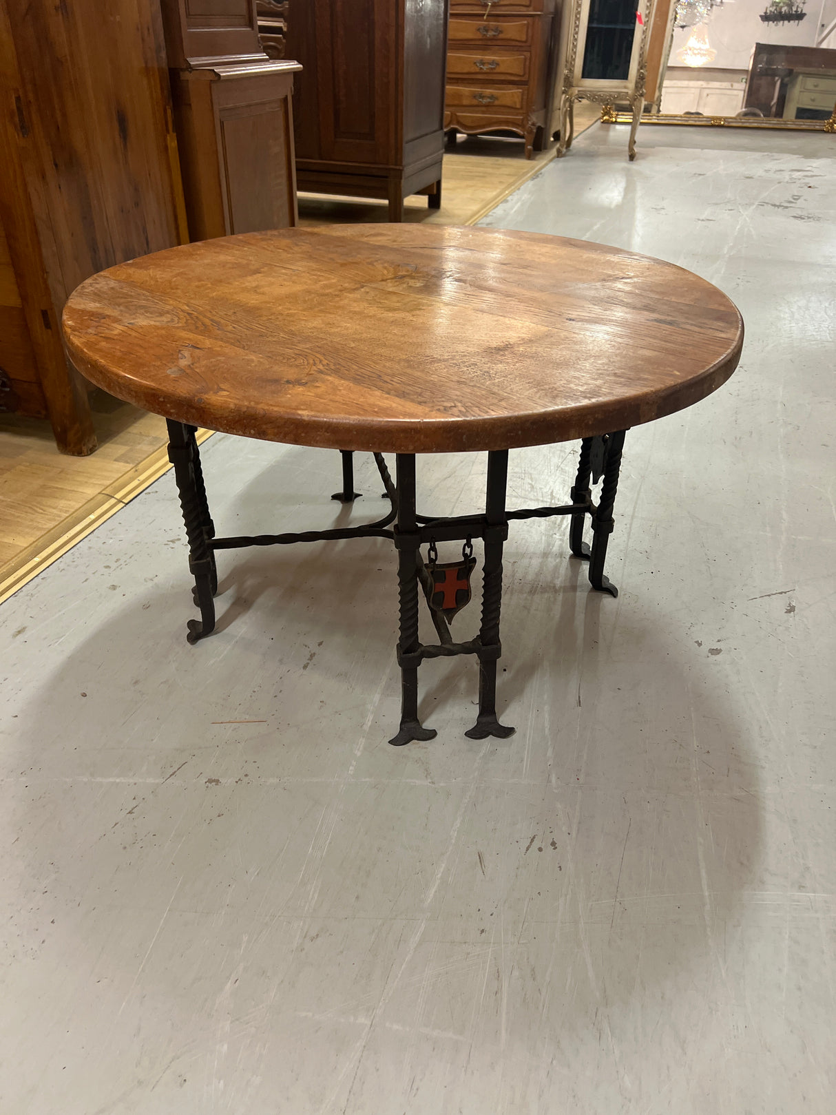 Beautiful coffee table. Diameter 85cm and Height 47.5cm