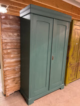 Tyylikäs vaatekaappi L. 111cm, S. 48cm ja K. 192,5cm.