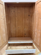 Valkoinen vaatekaappi L.117cm,S.48cm,K.193cm
