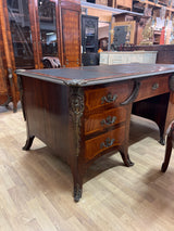 Upea ranskalainen toimiston kokonaisuus. Kirjoituspöytä, johtajan tuoli, asiakas tuoli x2 ja kirjakaappi😍