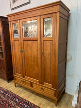 Jugend vaatekaappi L. 146,5cm, S. 61,5cm ja K. 207,5cm