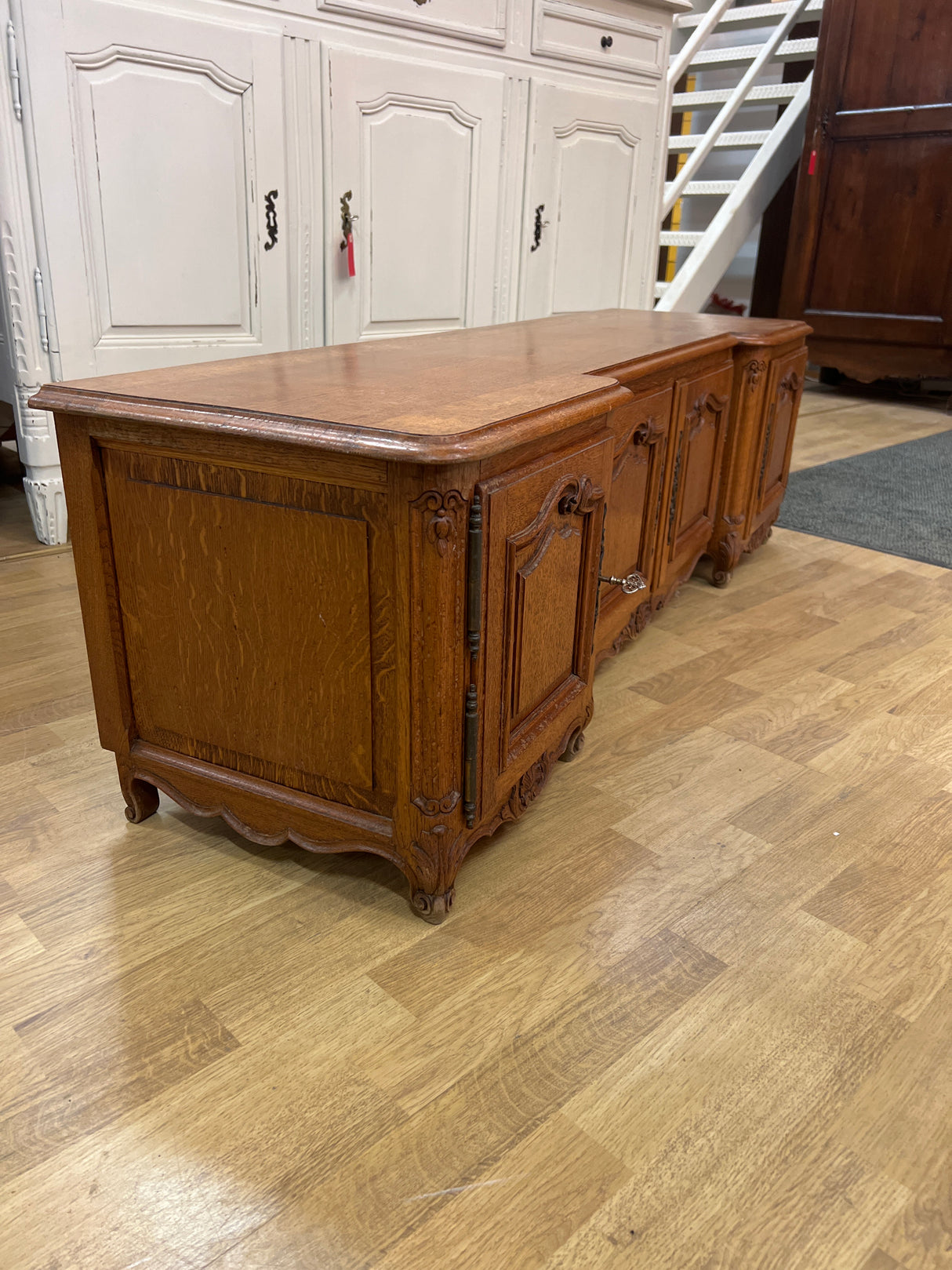 Gorgeous solid oak rococo sideboard / TV stand. W. 144cm, D. 40cm and H. 42.5cm