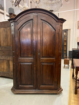 Upea massiivi tamminen vaatekaappi. L. 142,5cm, S. 60cm ja K. 211cm