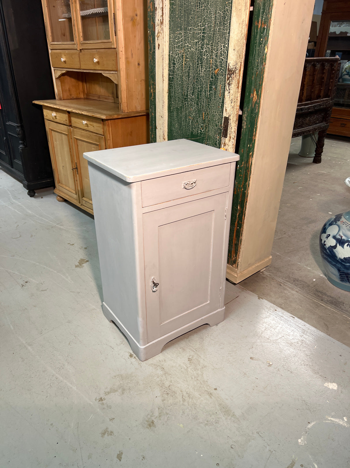 Pieni talonpoikais lipasto L. 45cm, S. 40,5cm ja K. 88cm.