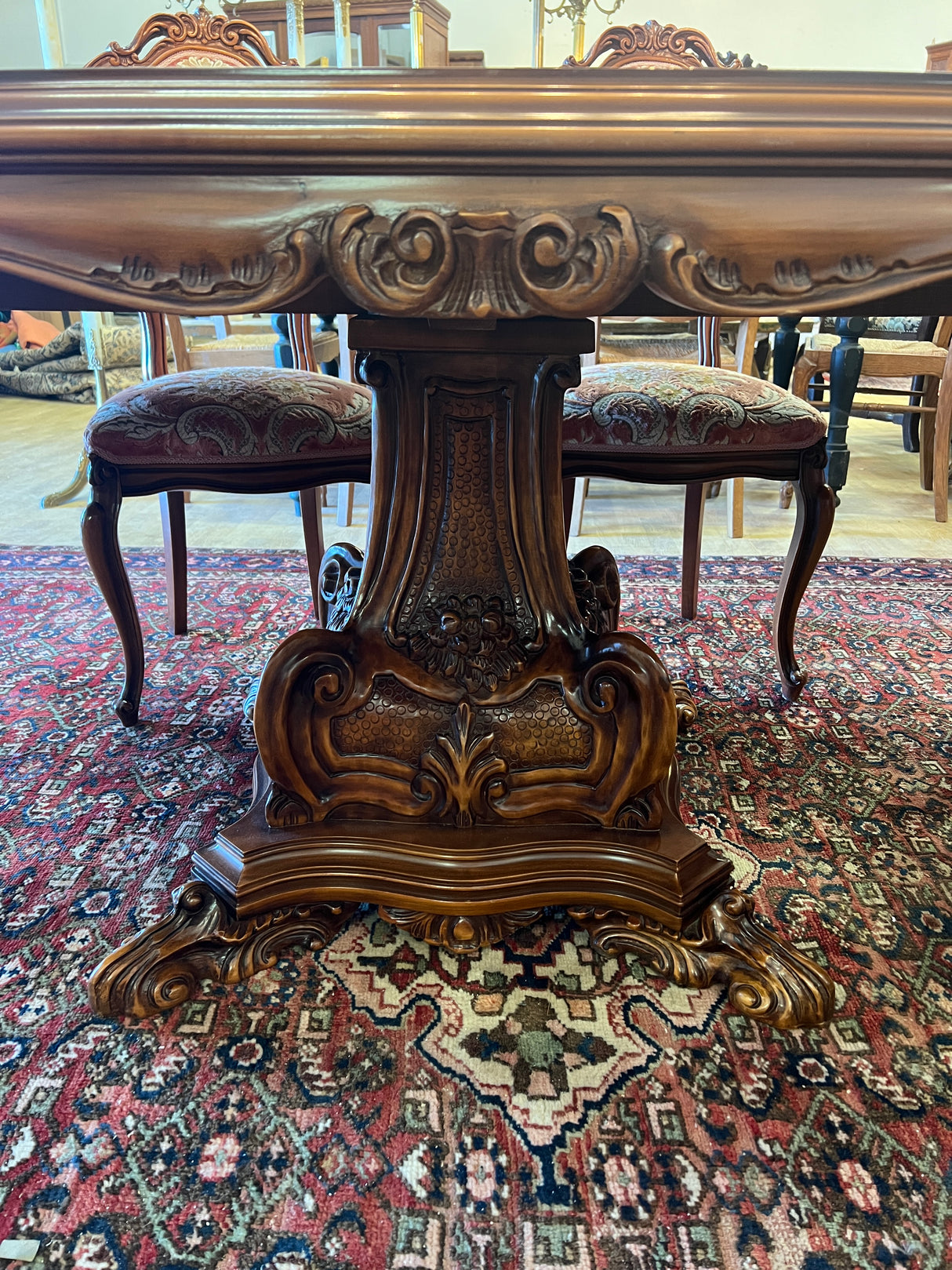 Uskomattoman kaunis italialainen ruokasalikalustokokonaisuus. Pöytä + 6 tuolia, astiakaappi, senkki + peili.