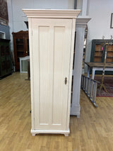 Pieni yksiovinen vaatekaappi L. 71cm, S. 55,5cm ja K. 183,5cm