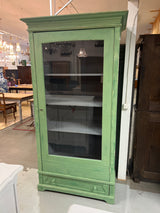 Vitriinikaappi L. 107cm, S. 64,5cm ja K. 205cm