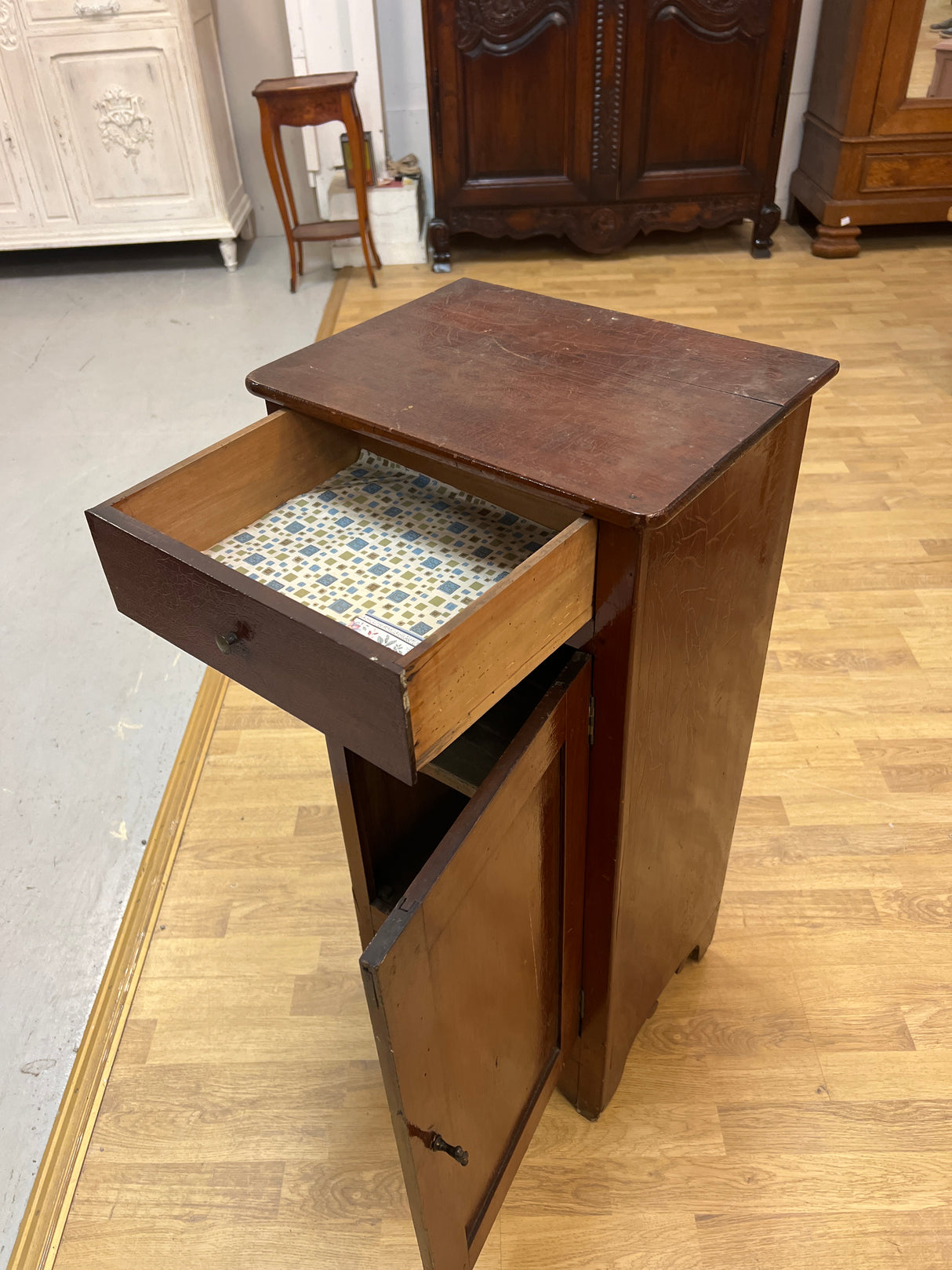 Talonpoikais lipasto L. 42,5cm, S. 32,5cm ja K. 89,5cm