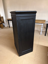 Musta pikkukaappi L.67cm, S.53.5cm, K.130cm