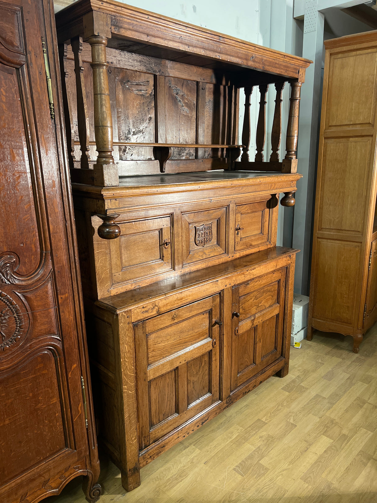 Upea antiikkikaappi L. 143cm, S. 58,5cm ja K. 199cm.