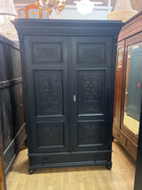 Upea vaatekaappi L. 128cm, S. 56cm ja K. 197,5cm.