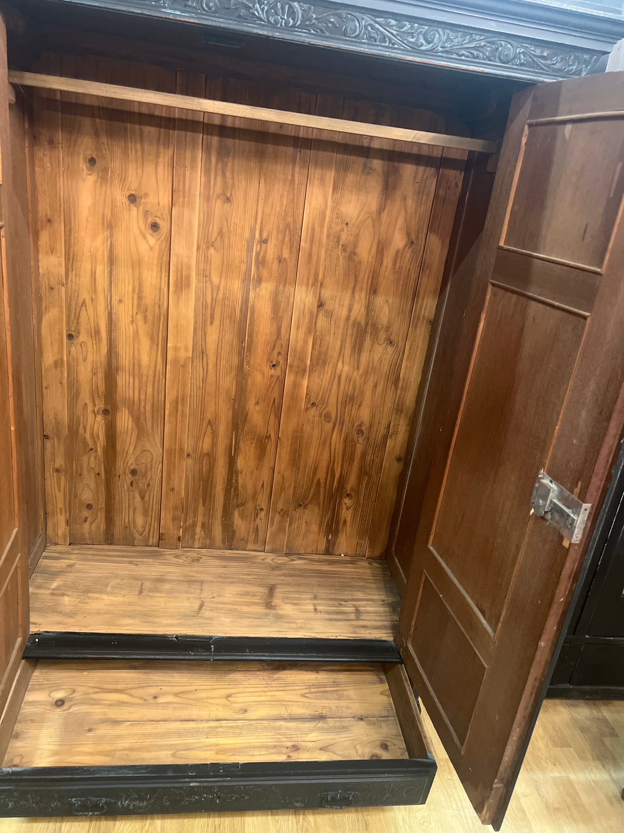 Upea musta vaatekaappi L 134,5cm, S. 60cm ja K. 192cm.